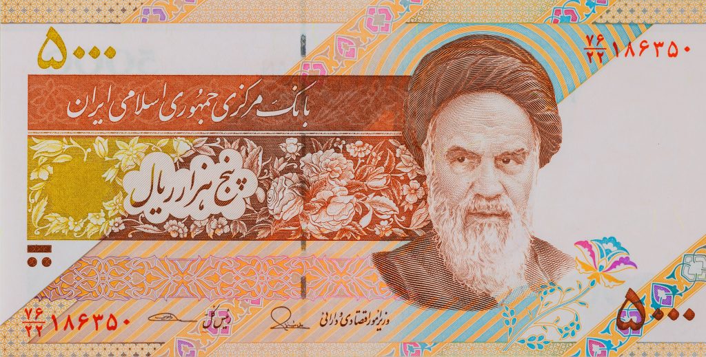 Close-up of a 50,000 Iranian rial banknote featuring Ayatollah Khomeini, illustrating Iran’s inflation, currency devaluation, and economic stagnation
